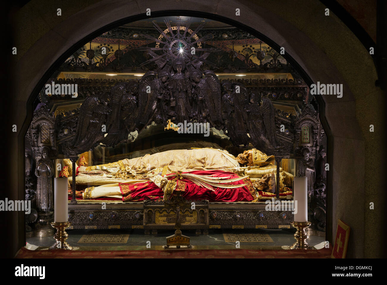Le ossa, rimane del padre della chiesa Ambrogio di Milano, colore bianco, 339 397, accanto a quelle dei santi Gervasio e Foto Stock