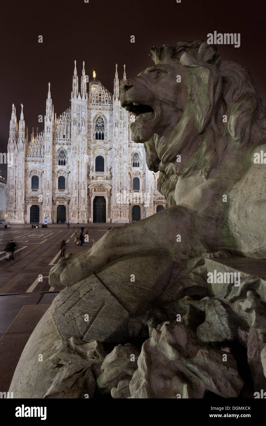 Lion scultura in Piazza del Duomo, Piazza Duomo Milano Duomo di Santa Maria Nascente a Milano in Piazza del Duomo di Milano Foto Stock