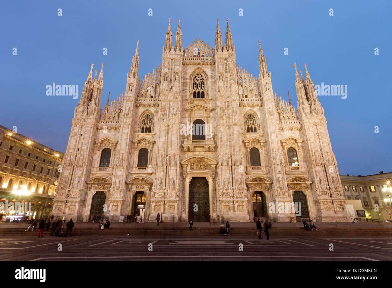 Piazza del Duomo, Piazza del Duomo con la cattedrale gotica, Milano Duomo di Santa Maria Nascente, Piazza del Duomo di Milano Foto Stock
