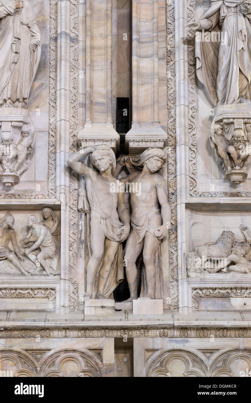 Sculture di marmo della facciata ovest di Milano Duomo di Santa Maria Nascente, Piazza del Duomo, Milano, Lombardia, Italia Foto Stock