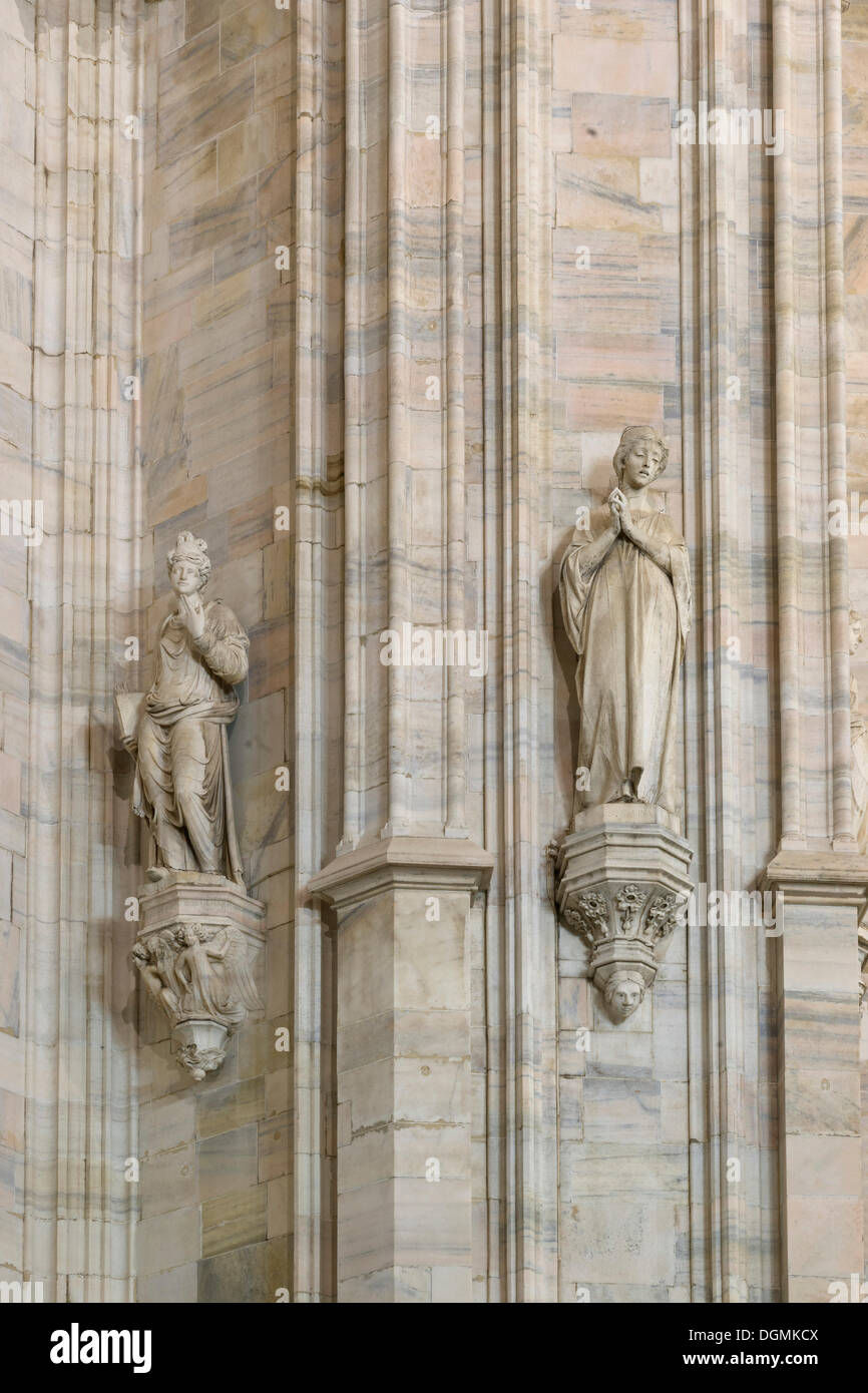Sculture di marmo del sud della cappella del coro del duomo di Milano di Santa Maria Nascente, Piazza del Duomo, Milano, Lombardia, Italia Foto Stock