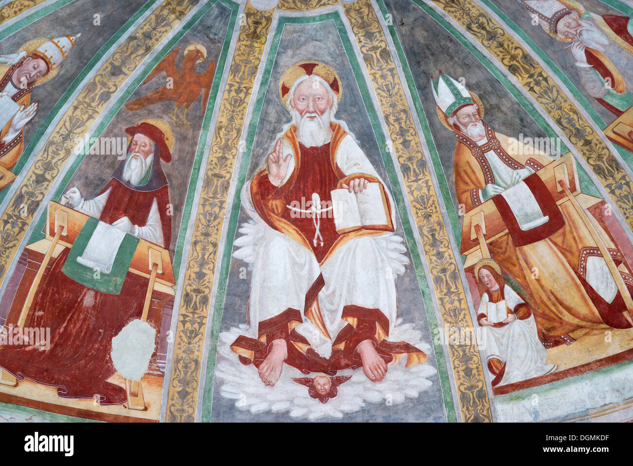 Abside raffigurante Dio Padre e gli Evangelisti, affresco del XV secolo nella chiesa romanica di San Pietro, 1000 Foto Stock