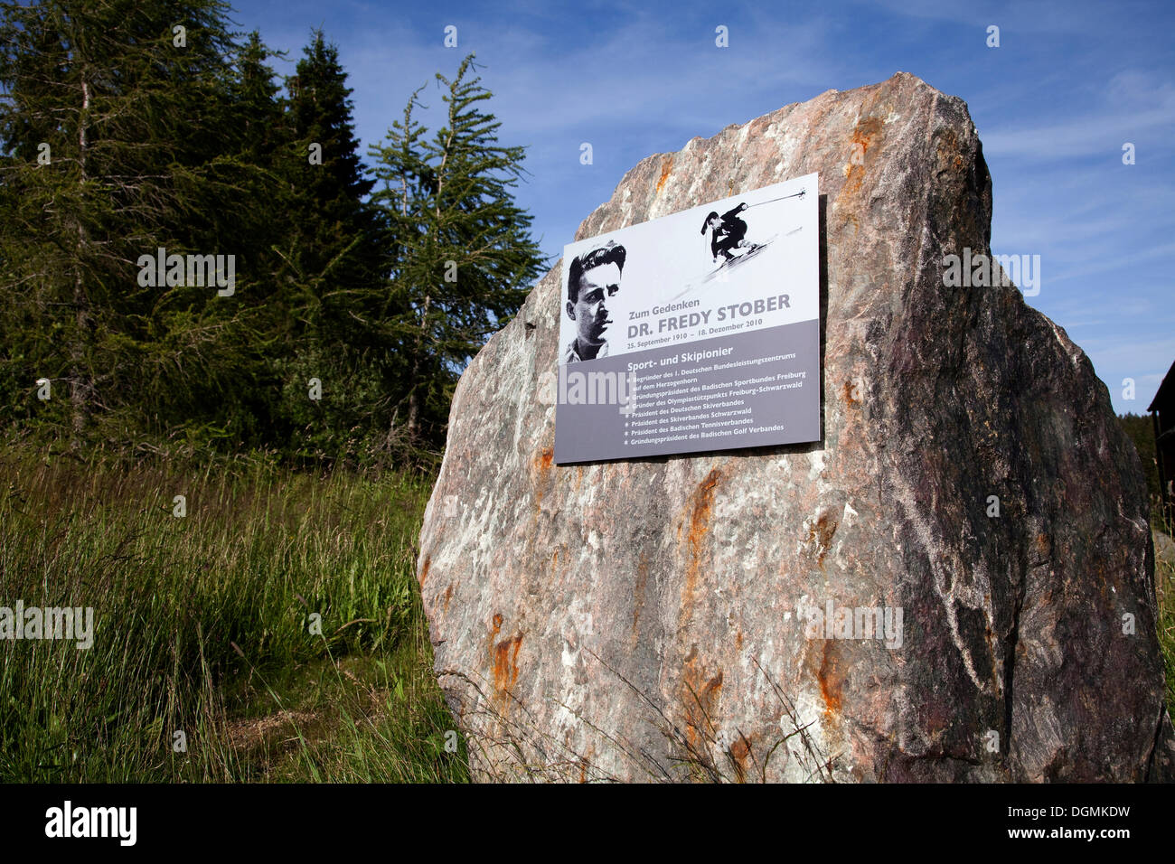 Una lapide commemorativa a Dr Fredy Stober, sport gazzetta, sport e sci pioneer, Mt Herzogenhorn, Foresta Nera Foto Stock