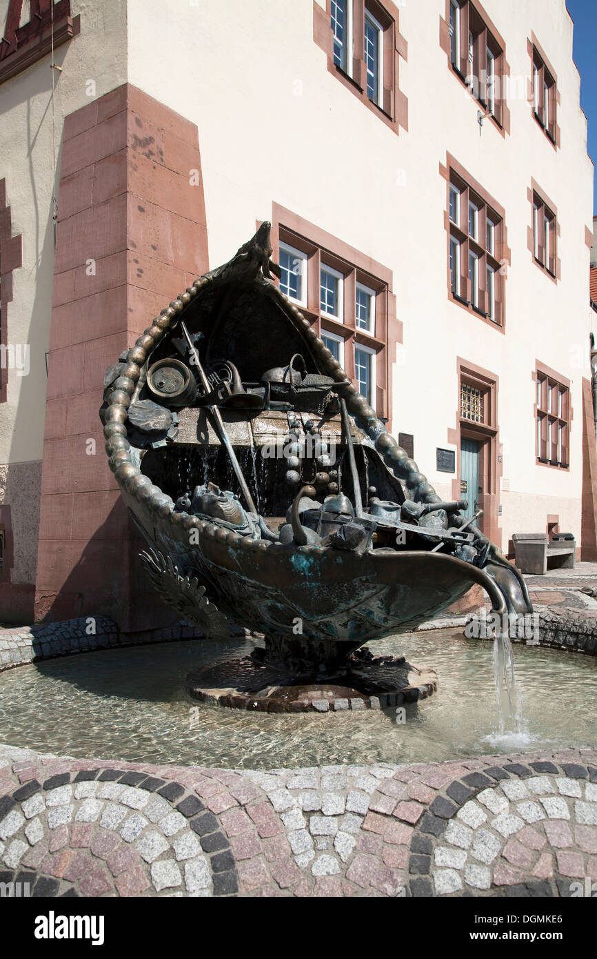 Fontana in lamiera di rame, 'Narrenschiff', Ship of fools stranded alla Guildhall edificio, simbolo dell'Braeunlingen Foto Stock