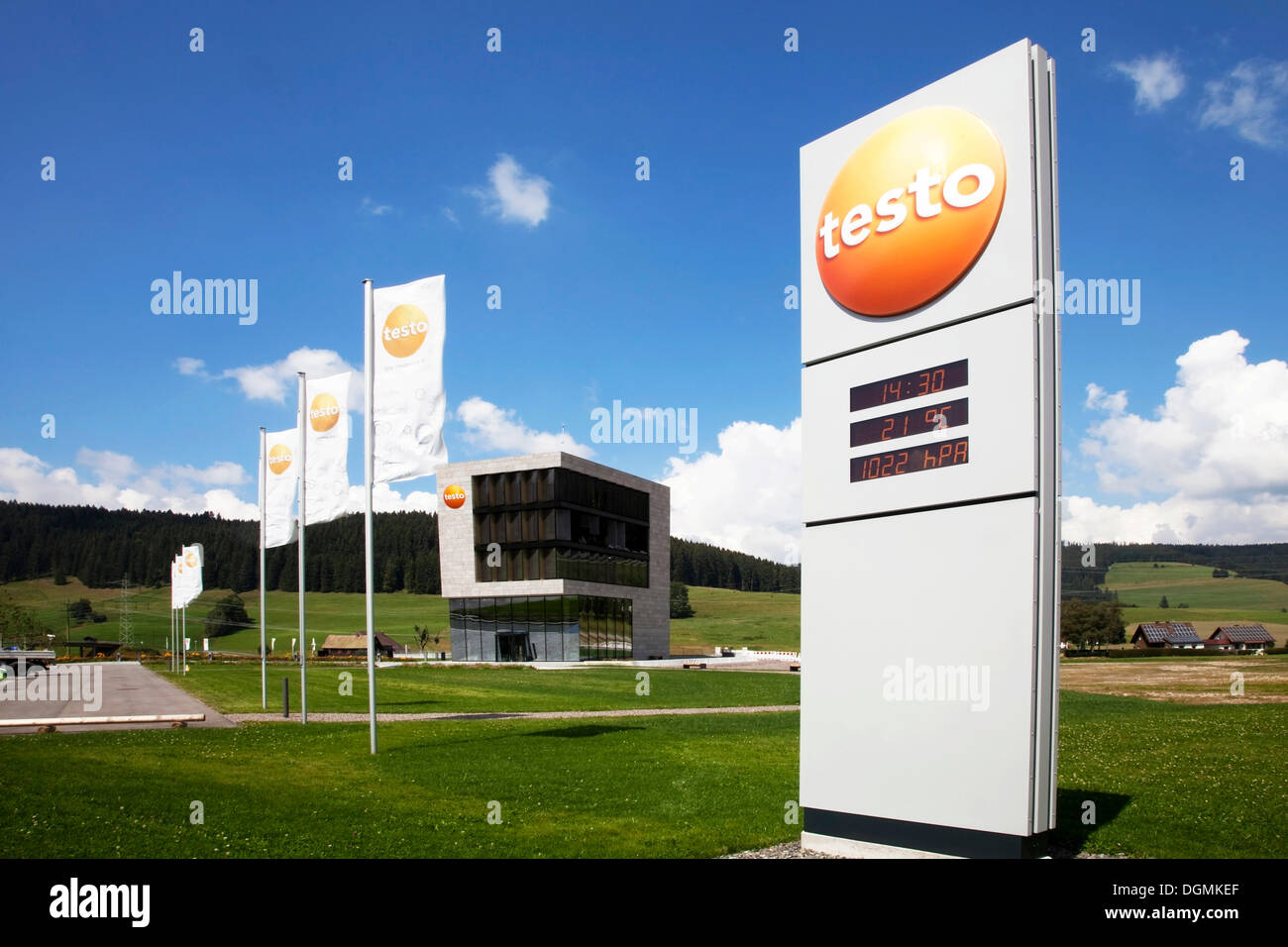 Il nuovo testo edificio con un display esterno per tempo, la temperatura e la pressione dell'aria letture, Testo è leader mondiale di mercato Foto Stock