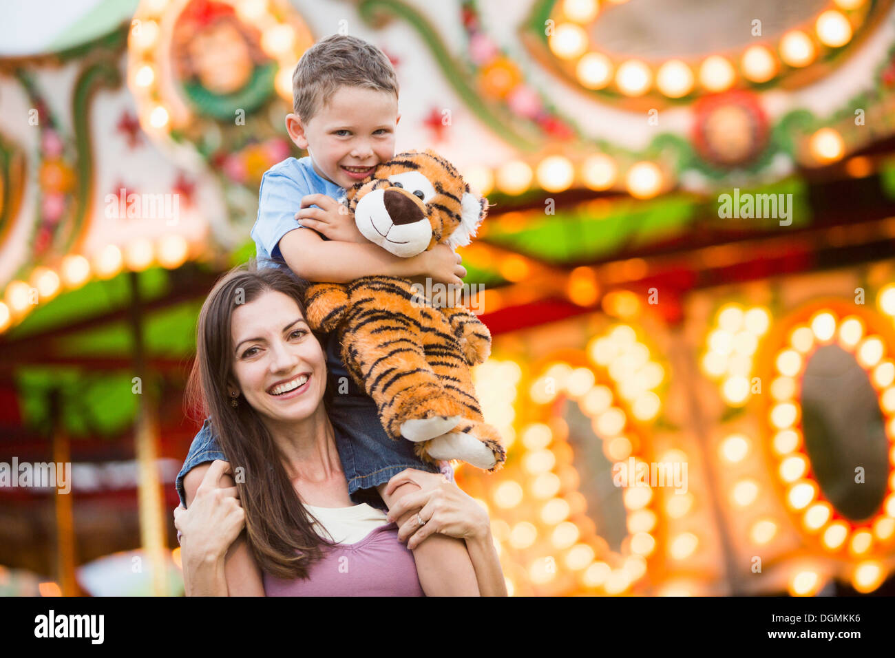 Stati Uniti d'America, Utah, Salt Lake City, Madre dando il suo figlio (4-5) piggyback ride nel parco di divertimenti Foto Stock