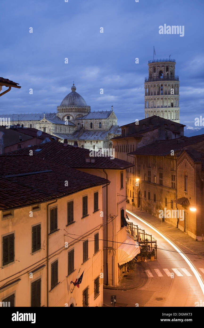 Il campanile, la Torre Pendente di Pisa e il Duomo di Santa Maria Assunta cattedrale, Pisa, Provincia di Pisa, Toscana, Italia Foto Stock