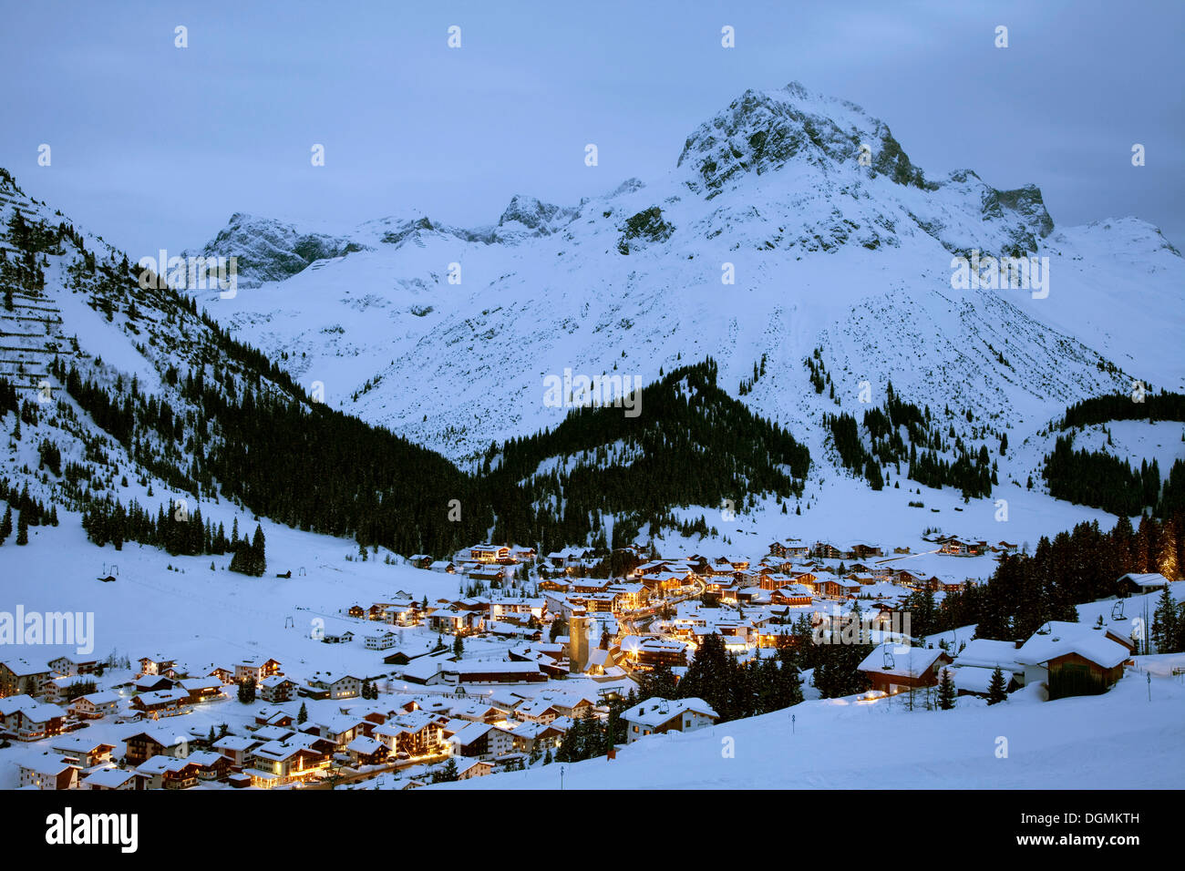 Night Shot del comune di Lech am Arlberg Lech am Arlberg, Vorarlberg, Austria Foto Stock