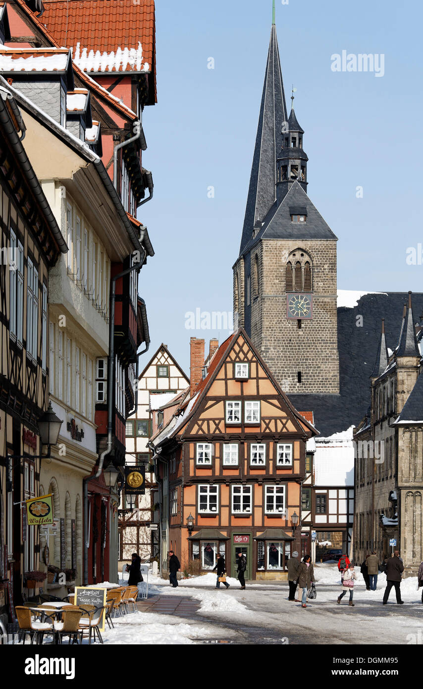 Vista della chiesa Marktkirche e Municipio, inverno, centro storico di Quedlinburg, Harz, Sassonia-Anhalt Foto Stock