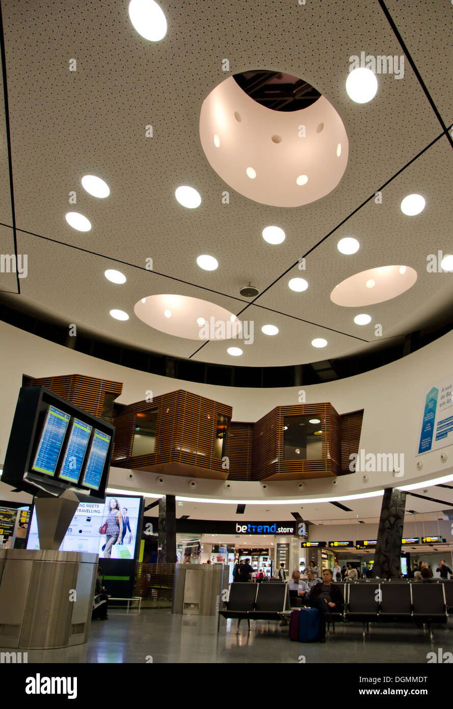 Sala di attesa con scheda di volo al Aeroporto di Lisbona Portogallo Foto Stock