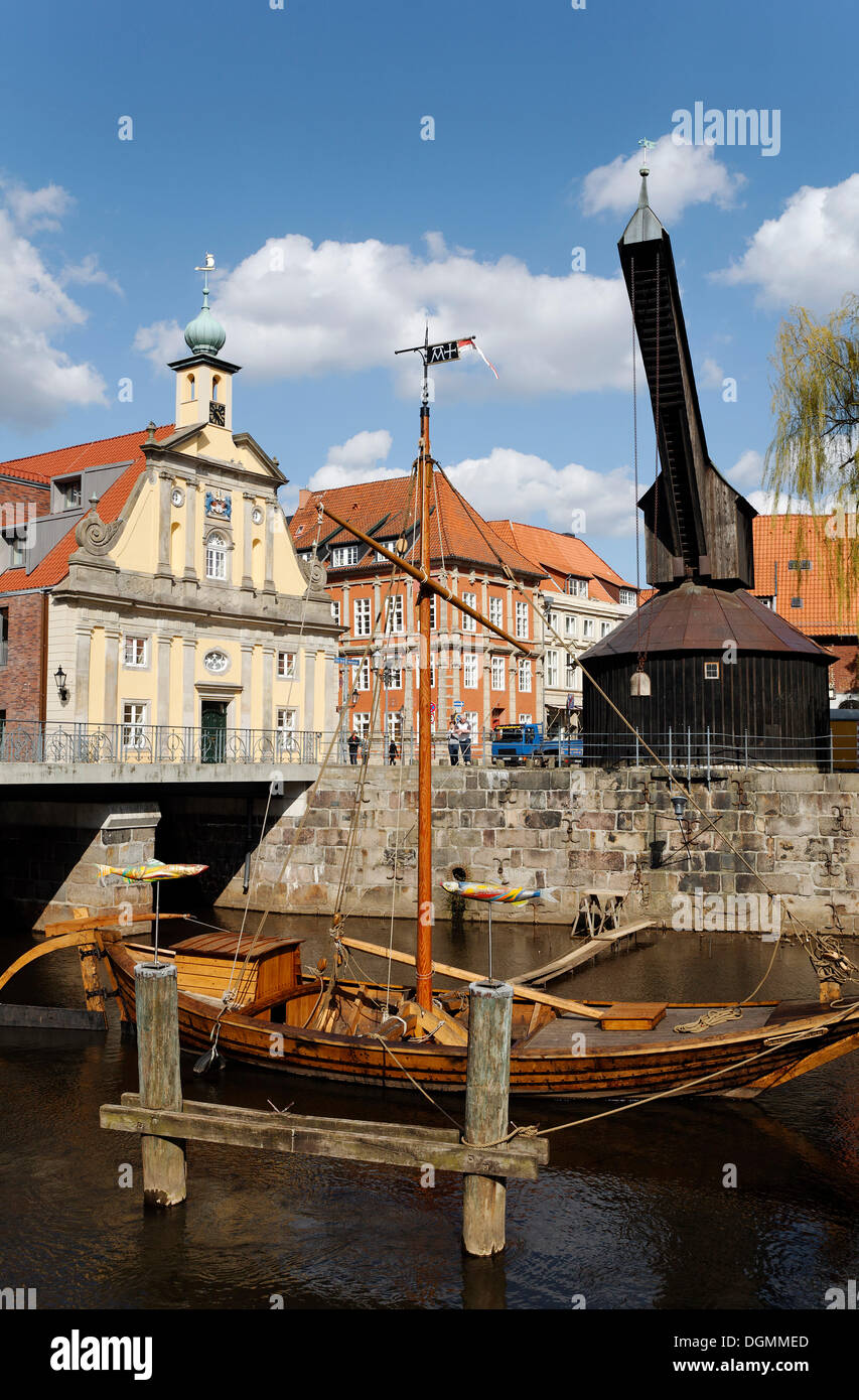 Sale storiche porta a Ilmenau river, replica di una nave di sale, vecchia gru, città vecchia, Lueneburg, Bassa Sassonia Foto Stock
