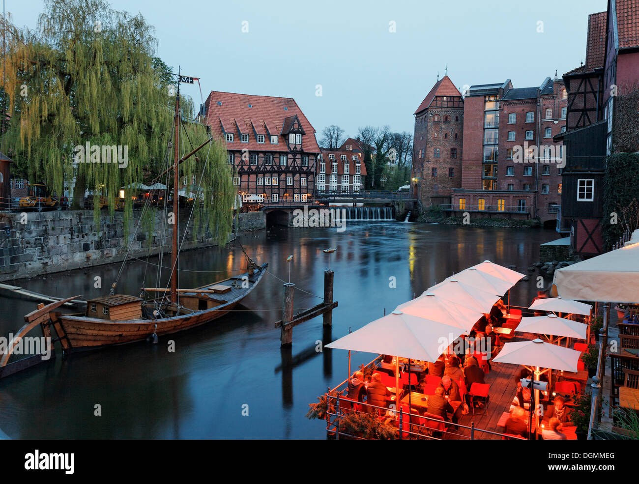 Sale storiche porta sul fiume Ilmenau, atmosfera serale, illuminato ristorante Le Terrazze, Lueneburg, Bassa Sassonia Foto Stock