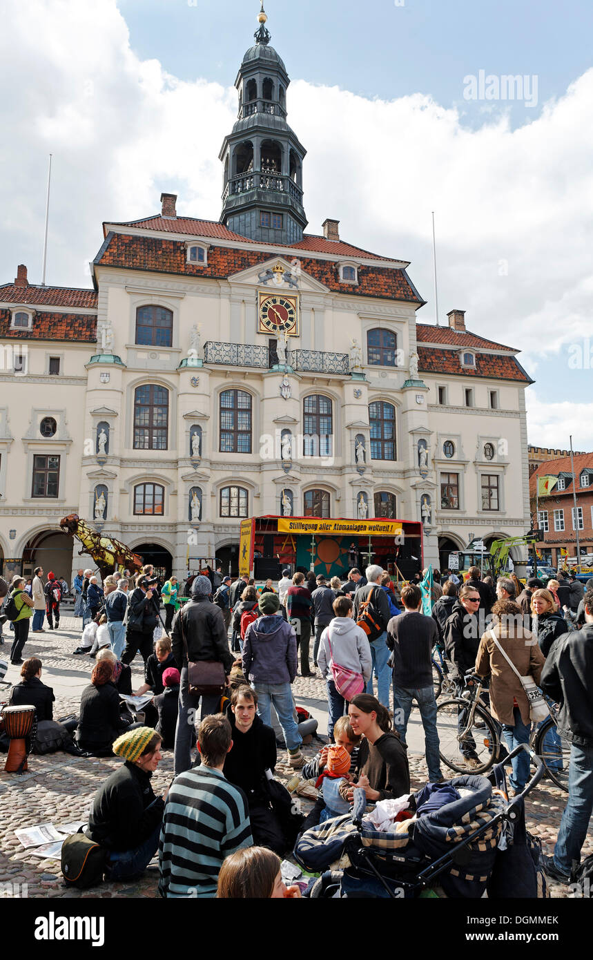 Anti-nucleare dimostranti fuori lo storico municipio, città vecchia, Lueneburg, Bassa Sassonia Foto Stock