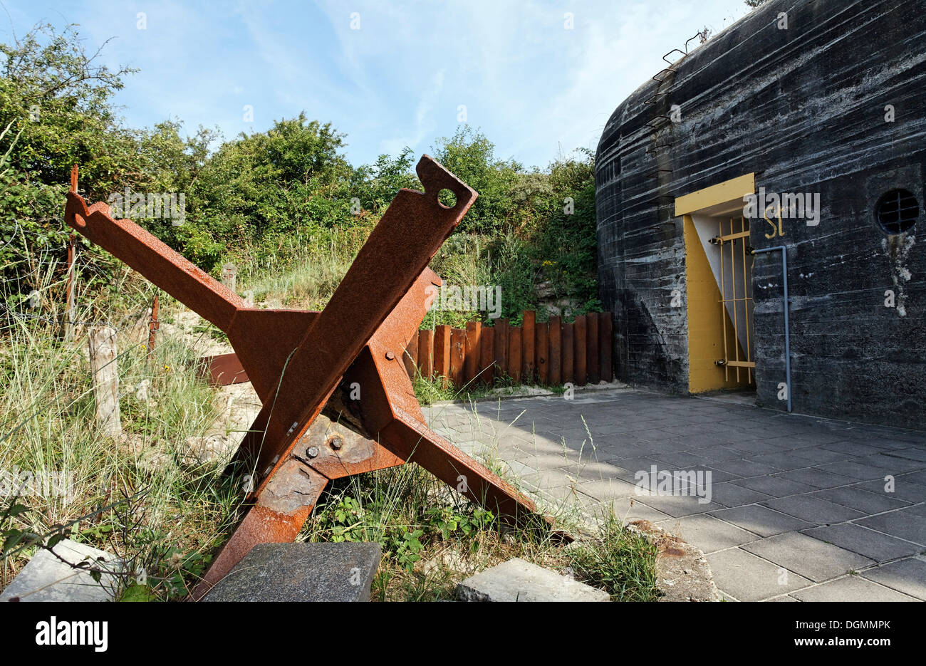 Ingresso a un bunker dalla seconda guerra mondiale, Atlantic Wall 1942, Museo bunker Zoutelande, Walcheren, Zeeland, Paesi Bassi Foto Stock