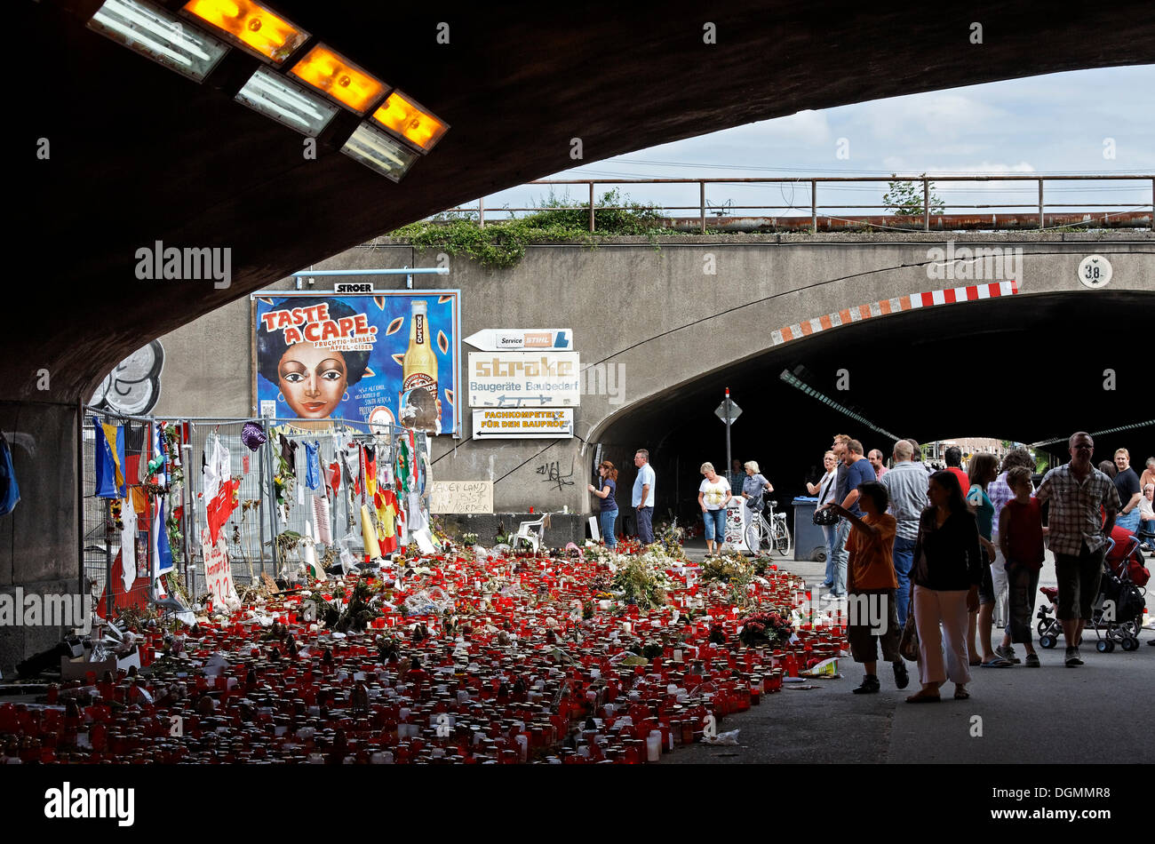 Tunnel con candele accese per ricordare le vittime della folla a schiacciare la Loveparade 2010, Duisburg, Renania settentrionale-Vestfalia Foto Stock