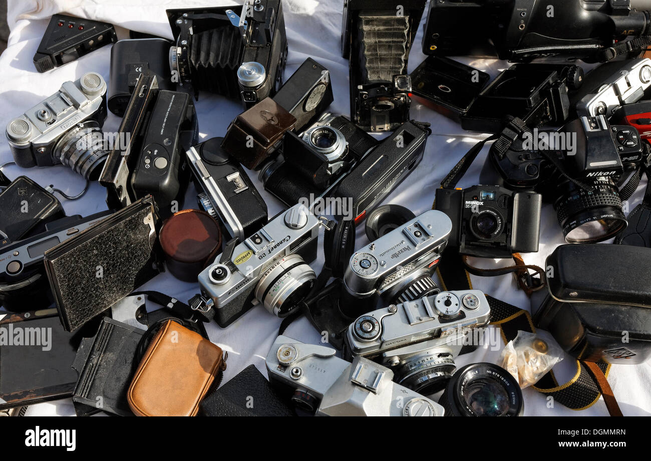 Vecchio telecamere analogiche per la vendita, il mercato delle pulci a Kupfergraben, Berlin-Mitte Foto Stock