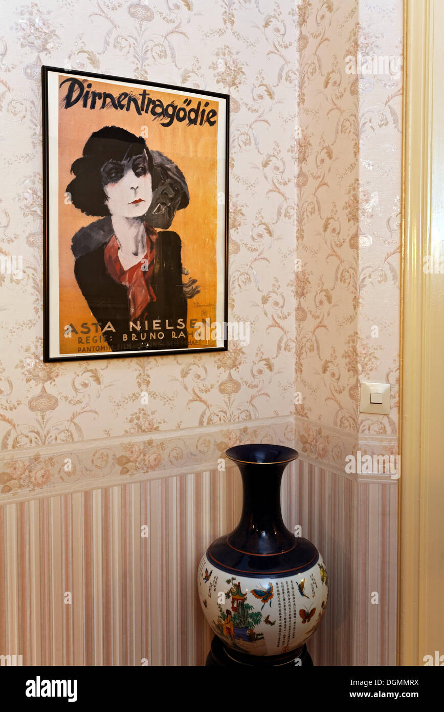 Nostalgico interno con vaso e poster, ex casa di silent film star Asta Nielsen, oggi Pension Funk, Fasanenstrasse Foto Stock