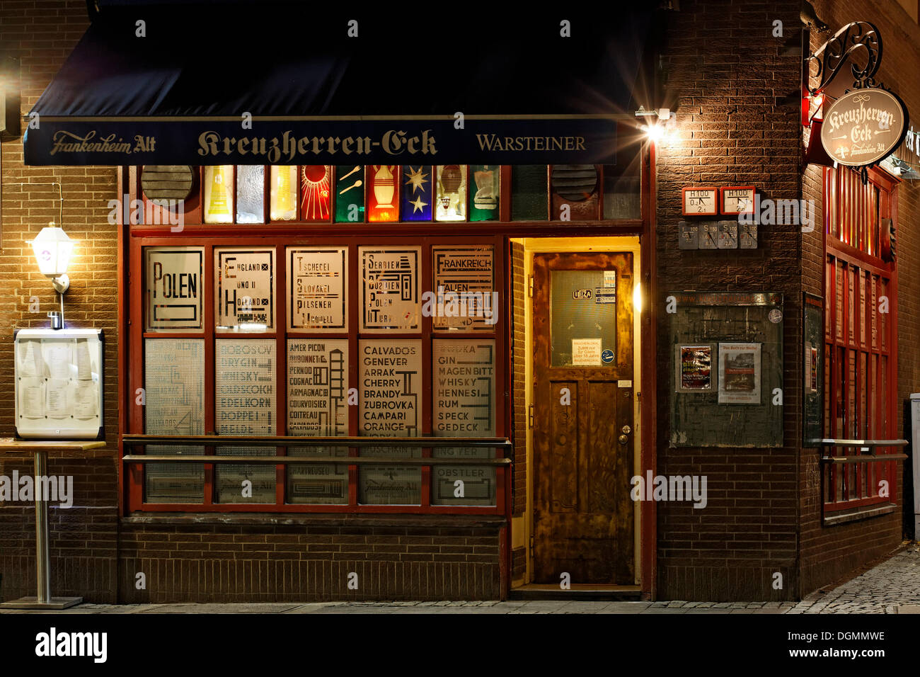 Pub Kreuzherren-Eck, completamente autorizzata, art bar del 50s, le vetrate di Guenter Grote, Ratinger Strasse Foto Stock