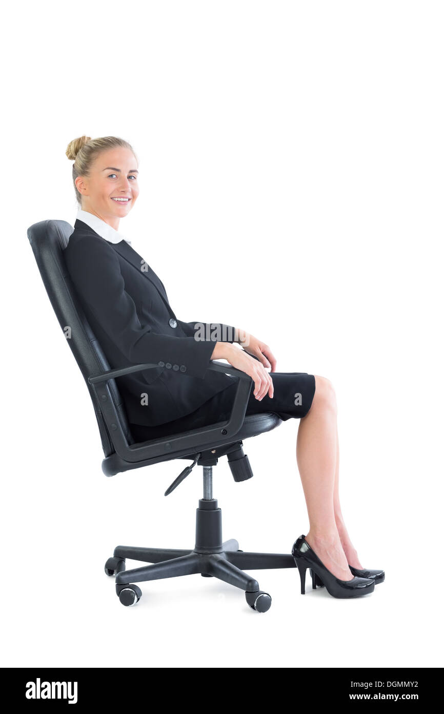 Attraente imprenditrice seduto su una sedia da ufficio Foto Stock