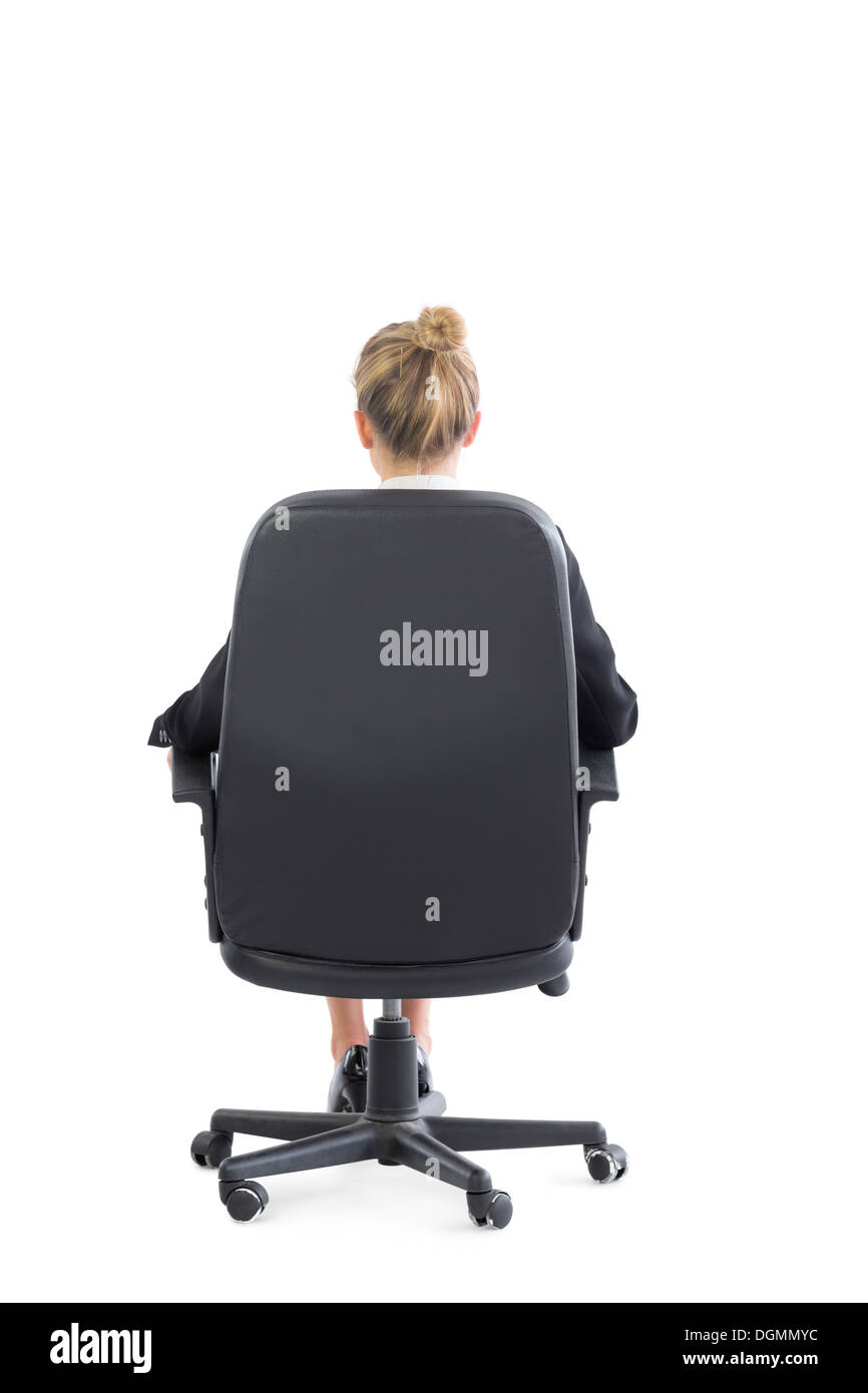 Vista posteriore del biondo ben vestito imprenditrice seduto su una sedia da ufficio Foto Stock