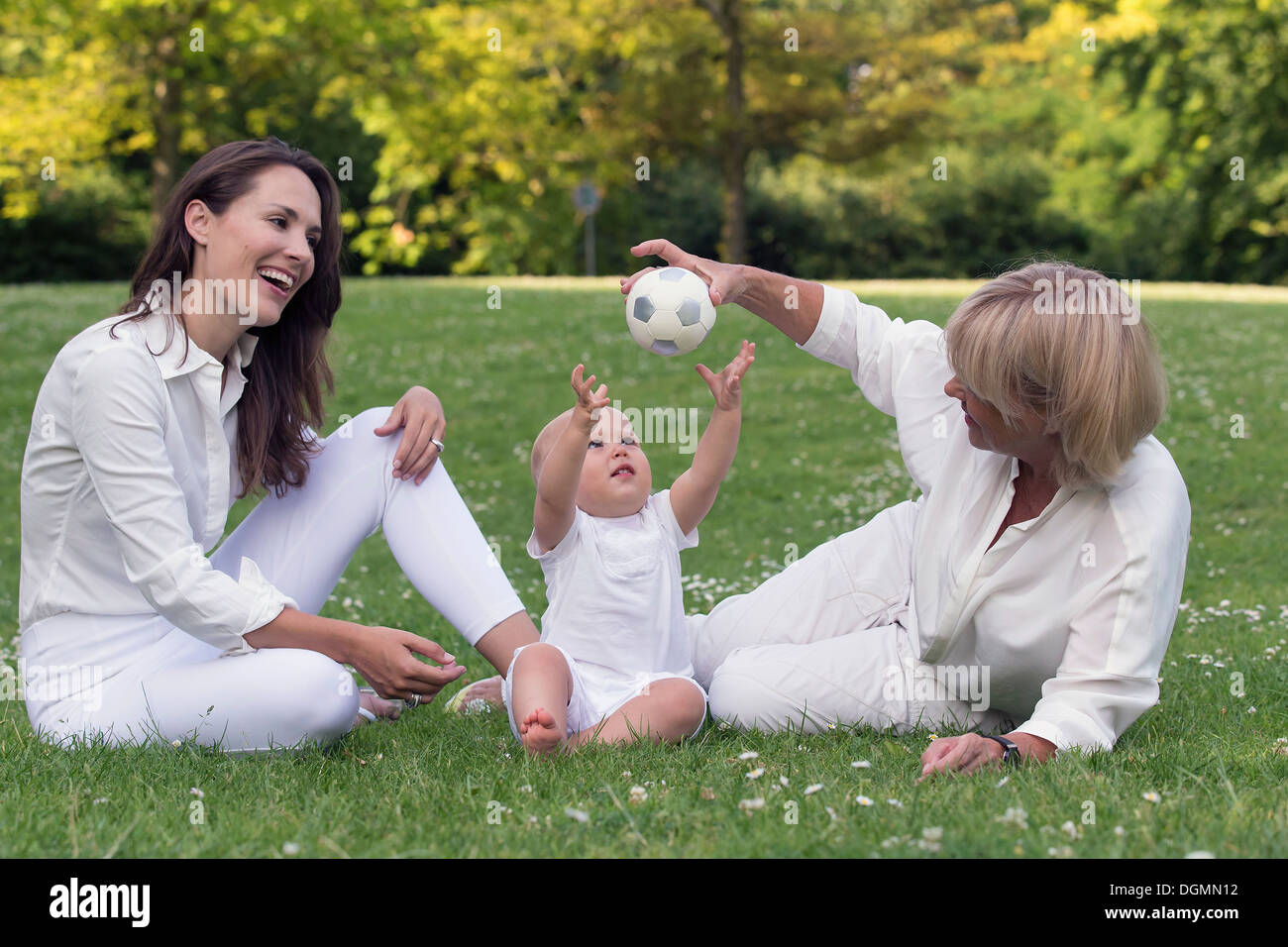 Paesi Bassi, Oud-Beijerland, tre generazioni la famiglia giocando in posizione di parcheggio Foto Stock