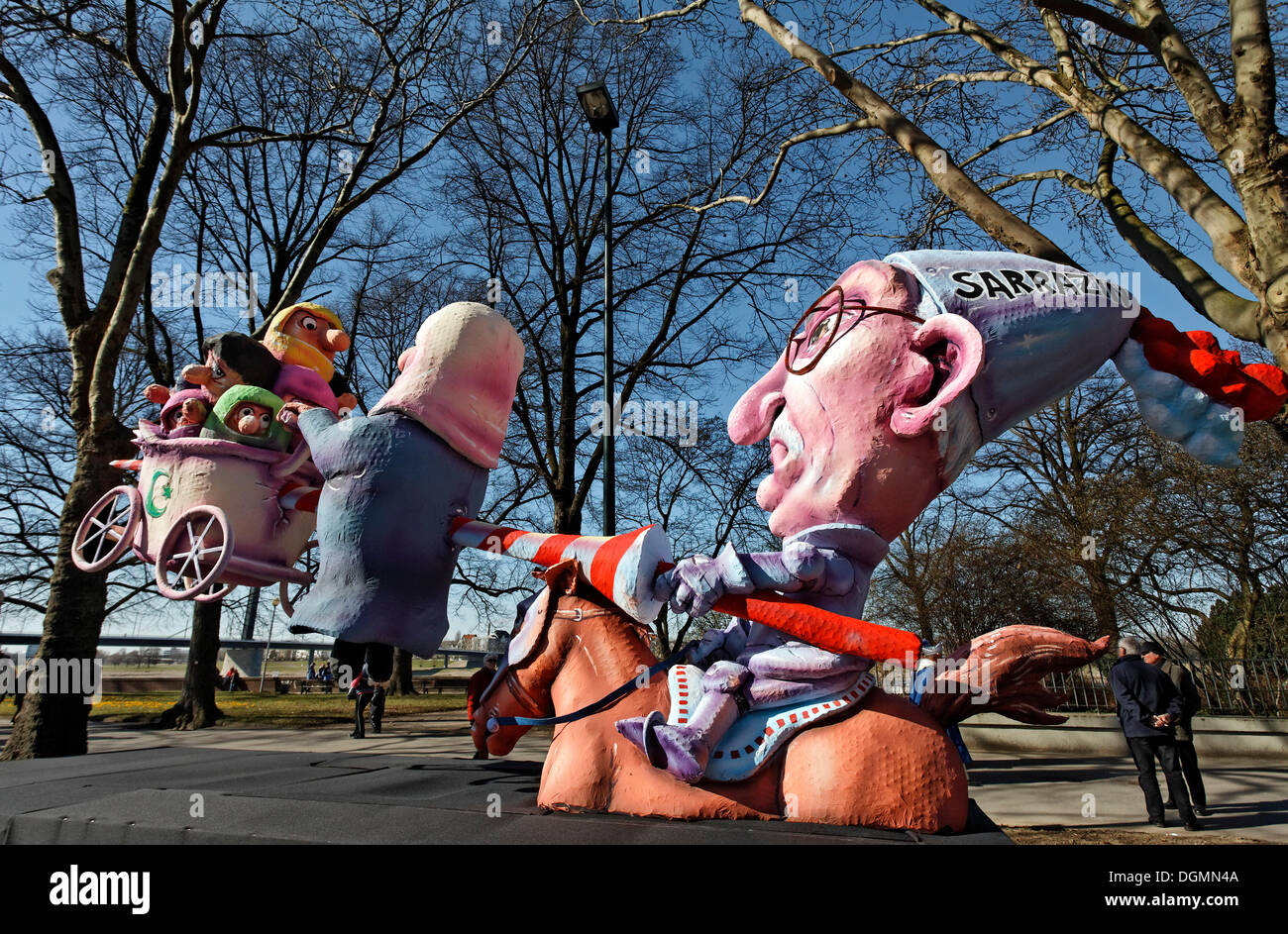 Thilo Sarrazin, fissare i migranti turchi, carta-mache figure a tema satirico parade galleggiante sul Carnevale Rosenmontagszug Foto Stock