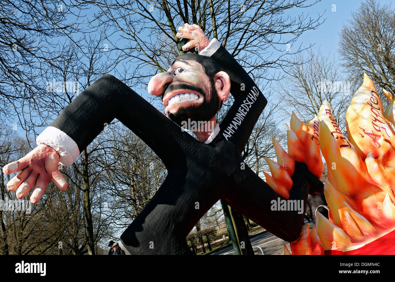 Il Presidente iraniano Ahmadinejad a forma di croce uncinata, carta-mache figura, satirico parata a tema galleggiante sul Foto Stock