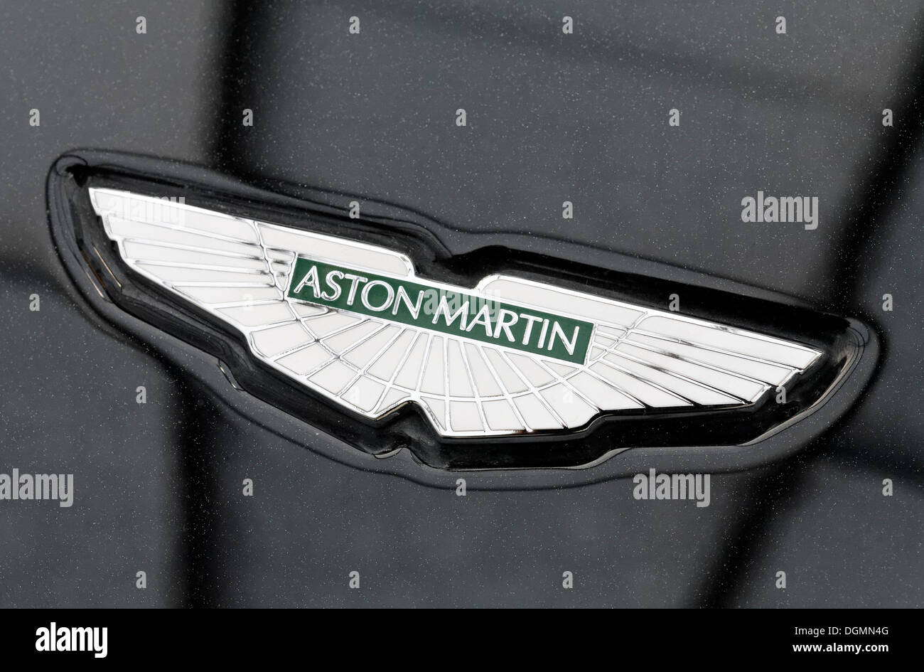 Aston Martin logo sul cofano, British marca auto sportive per auto Foto Stock