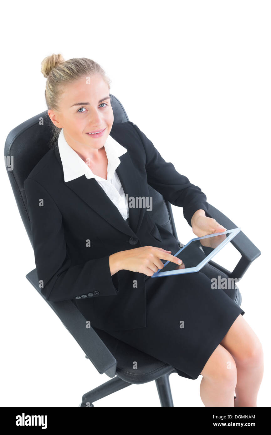 Felice imprenditrice seduto su una sedia da ufficio Foto Stock