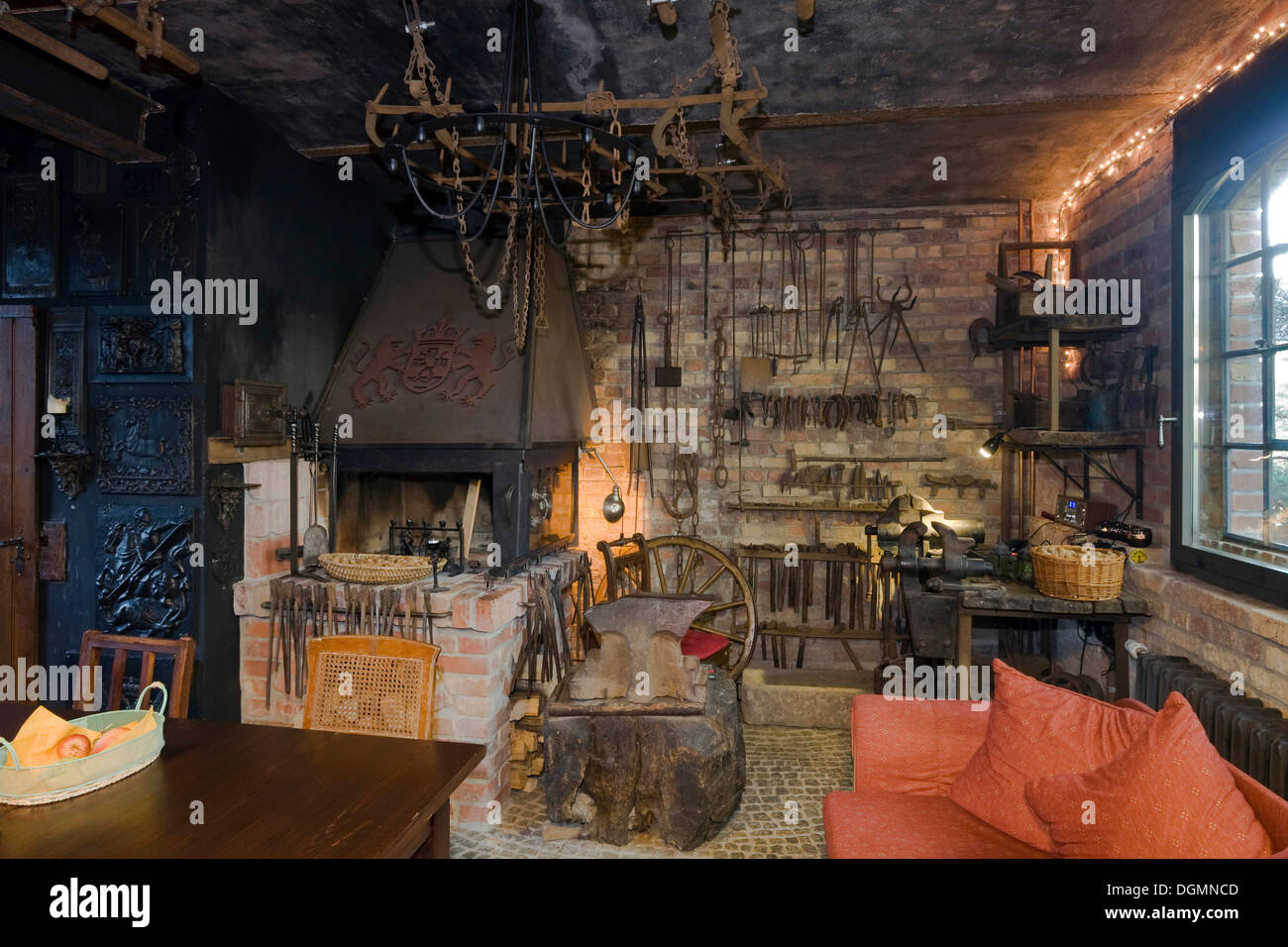 Area soggiorno in una vecchia fucina, si è trasformato in un romantico casa vacanze, Erfurt-Buessleben, Turingia Foto Stock
