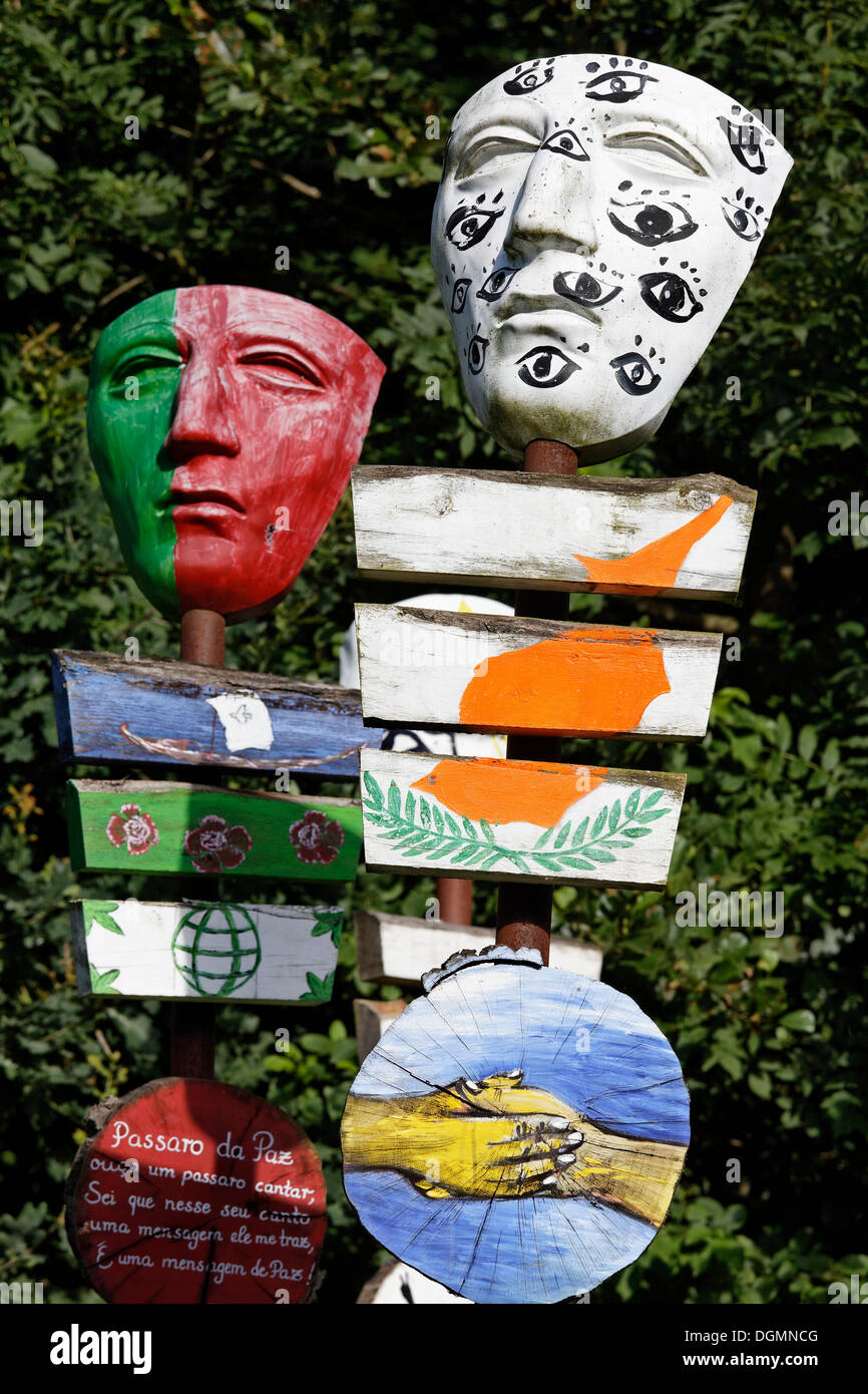Campagna per girare i segni militari in segni di pace, faccia dipinta maschere su pali, varismo battaglia o la battaglia della foresta di Teutoburgo Foto Stock