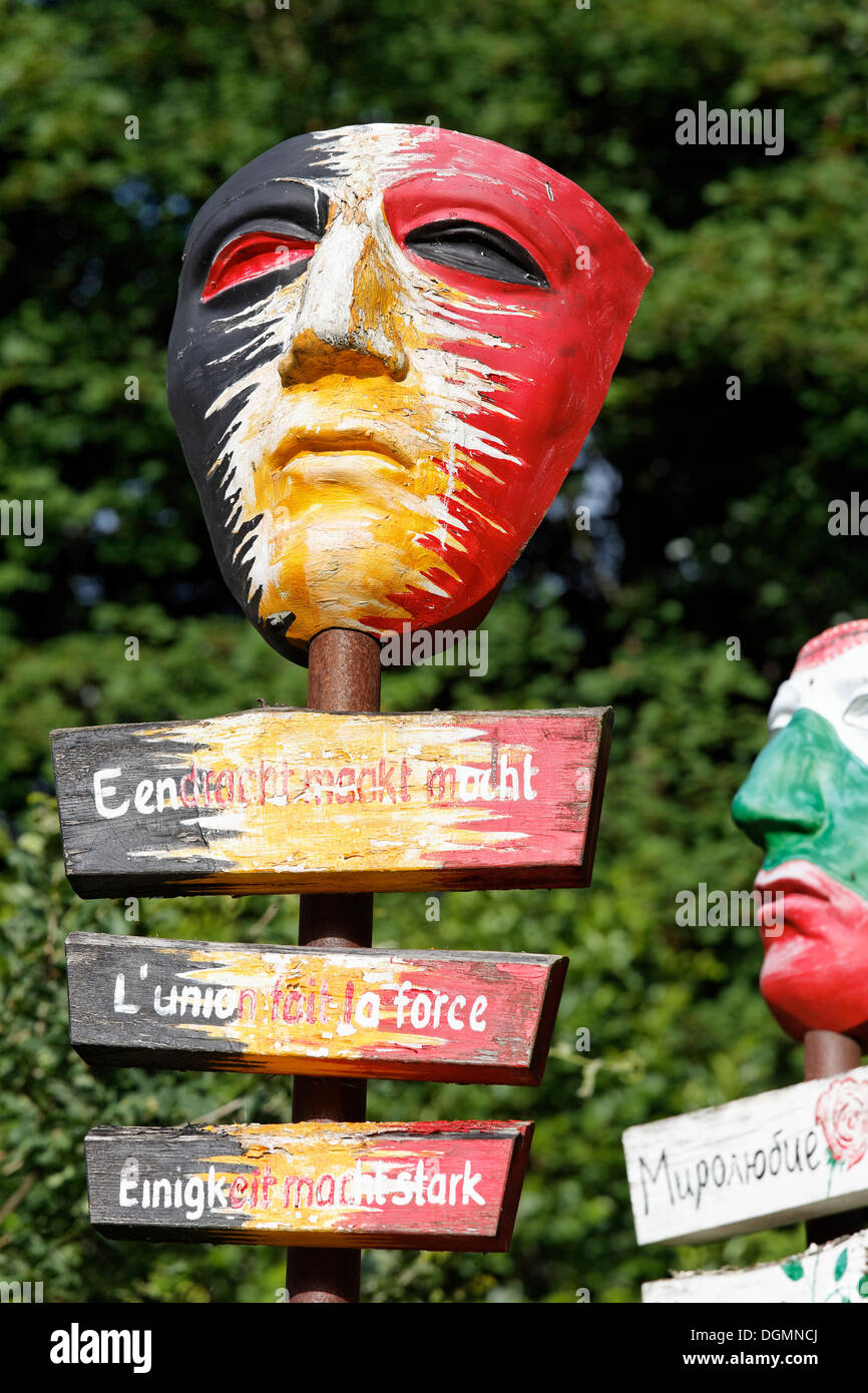 Campagna per girare i segni militari in segni di pace, faccia dipinta maschere su pali, varismo battaglia o la battaglia della foresta di Teutoburgo Foto Stock