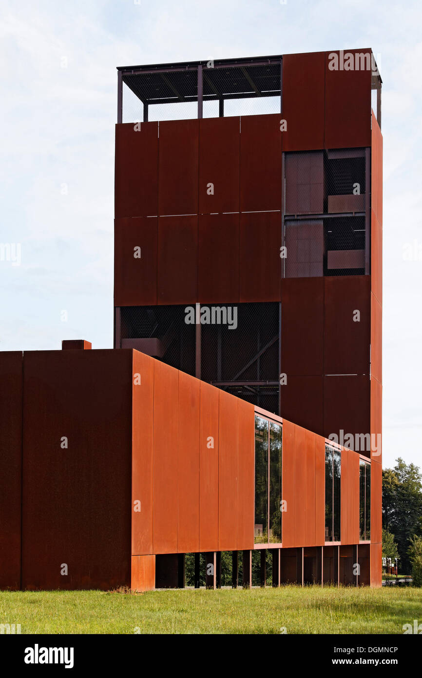 Torre realizzata di acciaio arrugginito, piastre di varismo battaglia o la battaglia della foresta di Teutoburgo, Kalkriese museo e parco Foto Stock