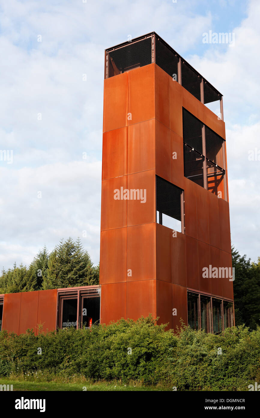 Torre realizzata di acciaio arrugginito, piastre di varismo battaglia o la battaglia della foresta di Teutoburgo, Kalkriese museo e parco Foto Stock