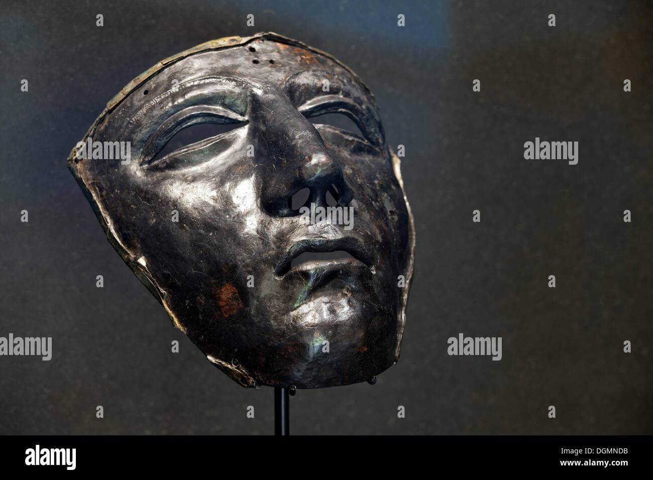 Ferro da stiro maschera facciale di un romano casco di cavalleria, varo battaglia o la battaglia della foresta di Teutoburgo, Kalkriese museo e parco Foto Stock