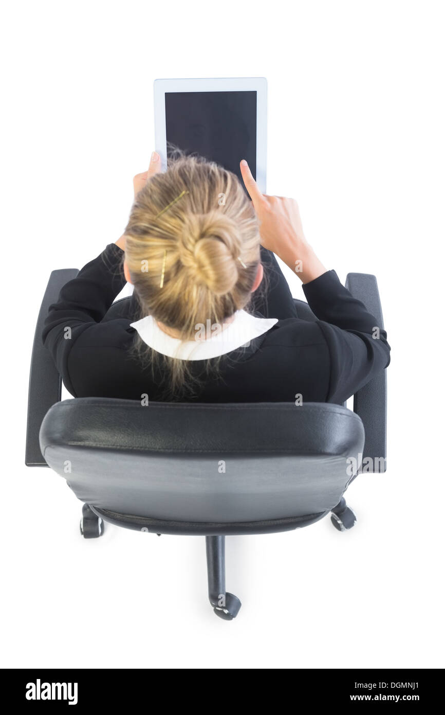 Bionda giovane imprenditrice seduto su una sedia da ufficio Foto Stock