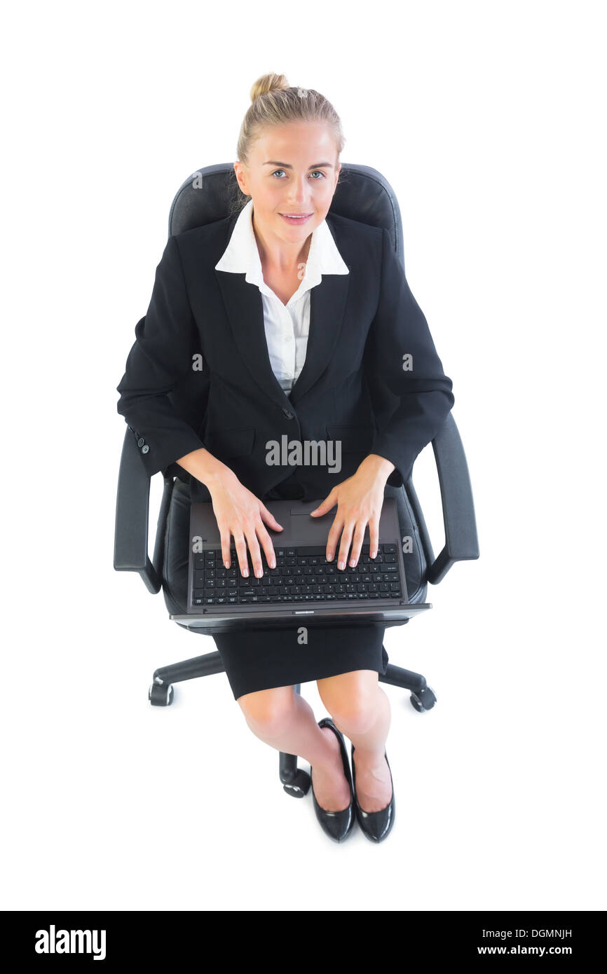 Sorridente giovane donna seduta su una sedia da ufficio Foto Stock