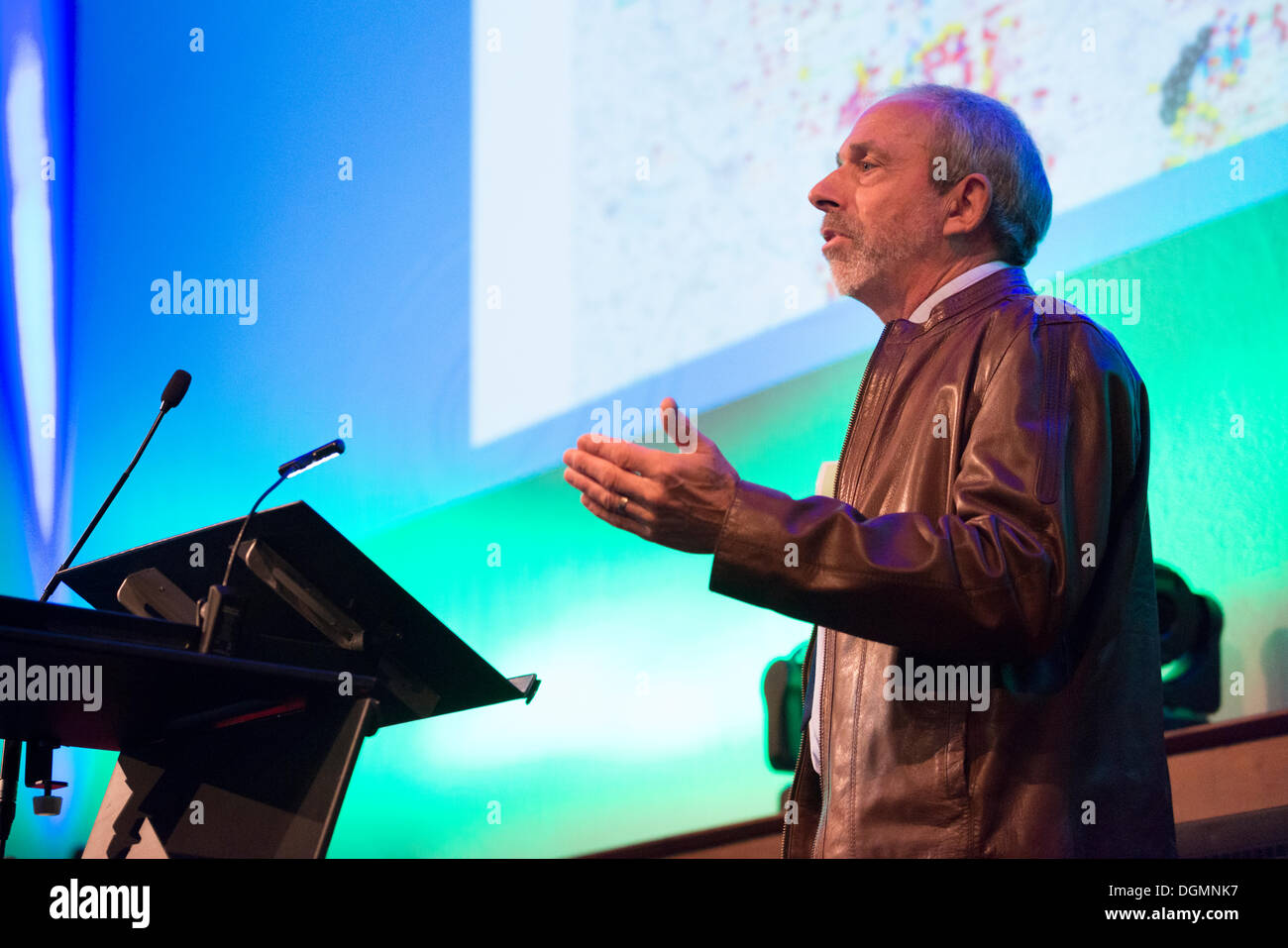 Londra, Regno Unito. 22 ottobre, 2013. Colin Shawyer parlando i barbagianni a la campagna restauro fiducia ventesimo anniversario, Royal Geographical Society, Londra UK. Il 22 ottobre 2013. Circa 700 persone hanno partecipato per ascoltare un messaggio video da Sua Altezza Reale il Principe di Galles e una successione di relatori di alto profilo che hanno pagato un tributo al lavoro della fiducia. Il restauro di Campagna La fiducia è una carità promuovendo la fauna selvatica di allevamento amichevole e battersi per un soggiorno di lavoro, campagna. La fiducia è presieduto da Robin pagina. Credito Eales Julian/Alamy Live News © Julian Eales/Alamy Live News Foto Stock