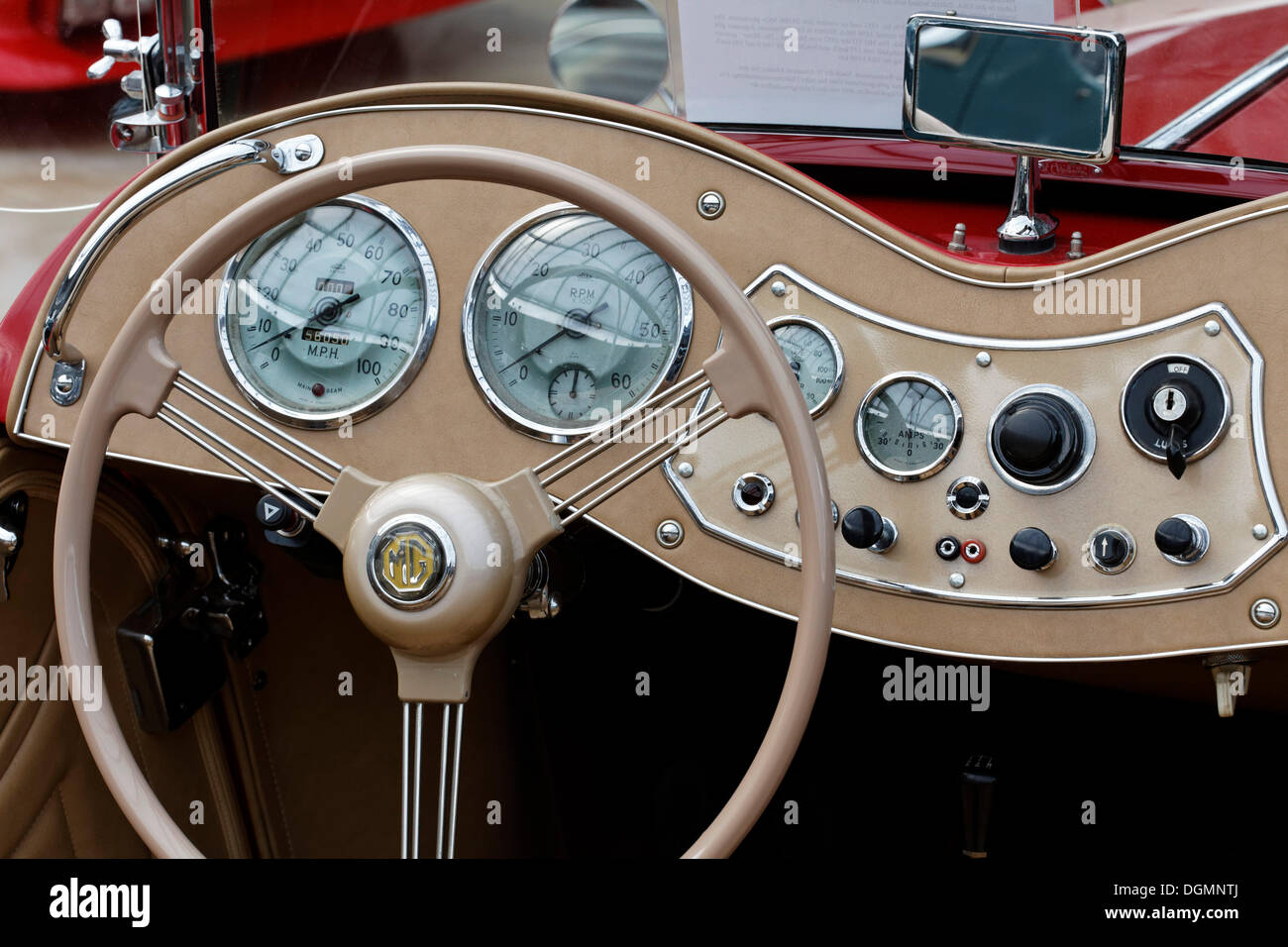 Volante e cruscotto curvo di una MG TD MK II CABRIOLET, British auto d'epoca Foto Stock