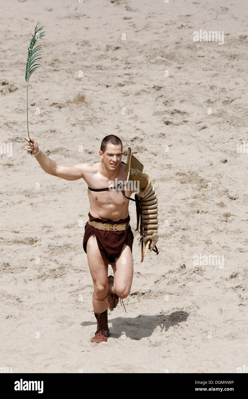 Retiarius vittorioso in esecuzione un giro d'onore sventolare un palm frond, un gladiatore lotta, exhibition lotta, Familia Gladiatoria Pulli Foto Stock