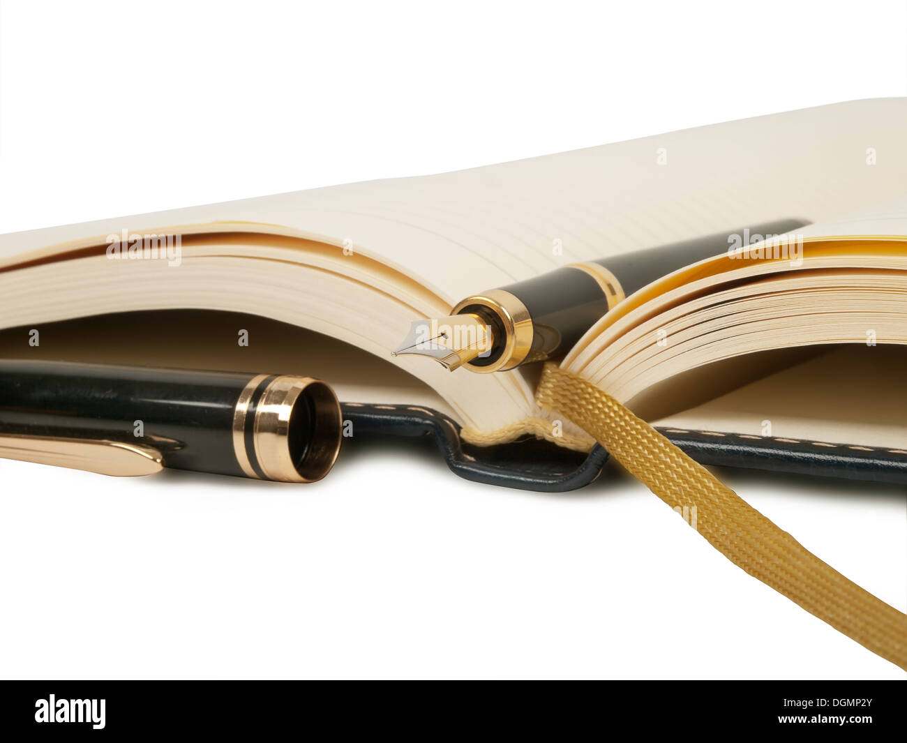Penna stilografica e aprire il diario libro isolato su sfondo bianco Foto Stock