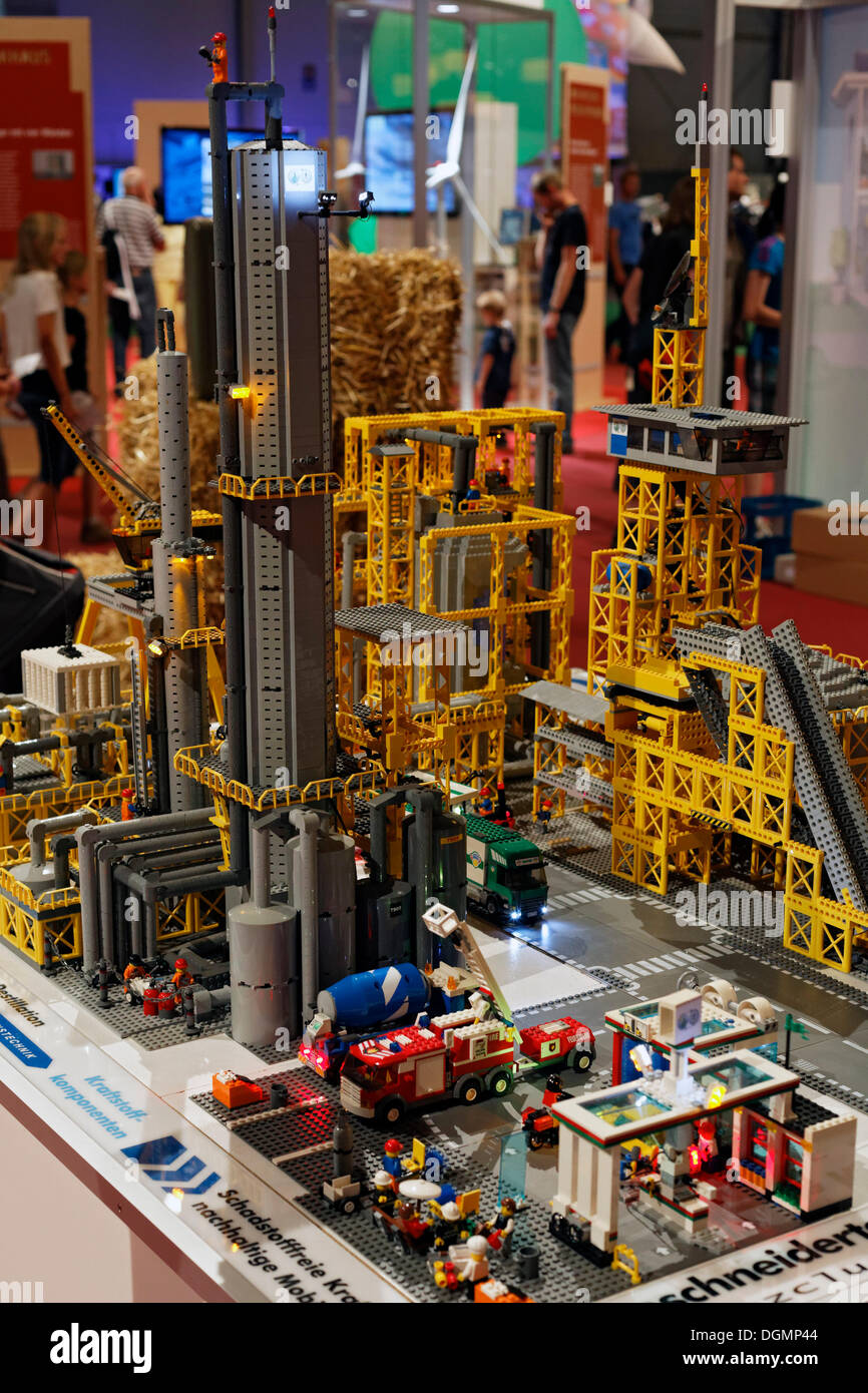 Modello di un biocarburante impianto di distillazione fatta da bambini blocchi modulari, Ideenpark 2012, tecnologia e istruzione summit Foto Stock