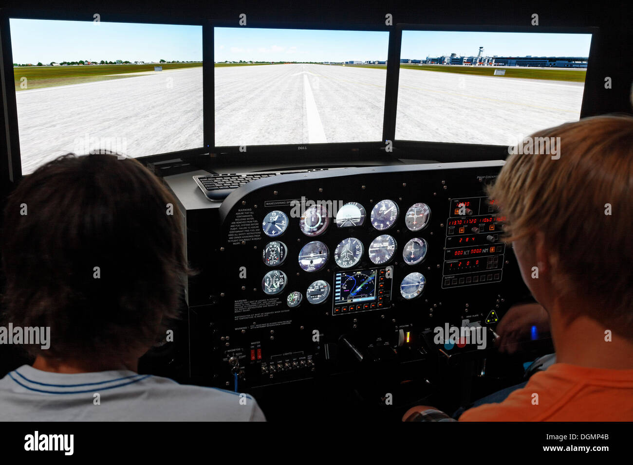 Gli adolescenti come i piloti in un puntello Cockpit Trainer, simulatore di volo, IdeenPark 2012, tecnologia e istruzione conferenza al vertice per Foto Stock