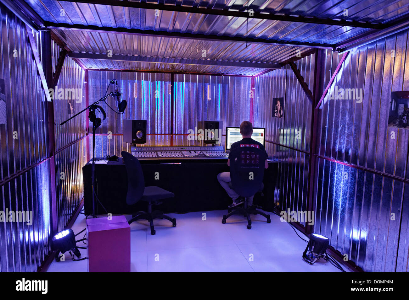 Ingegnere del suono presso il banco di miscelazione in uno studio di registrazione e produzione di musica di dimostrazione del SAE Institute, IdeenPark 2012, Foto Stock