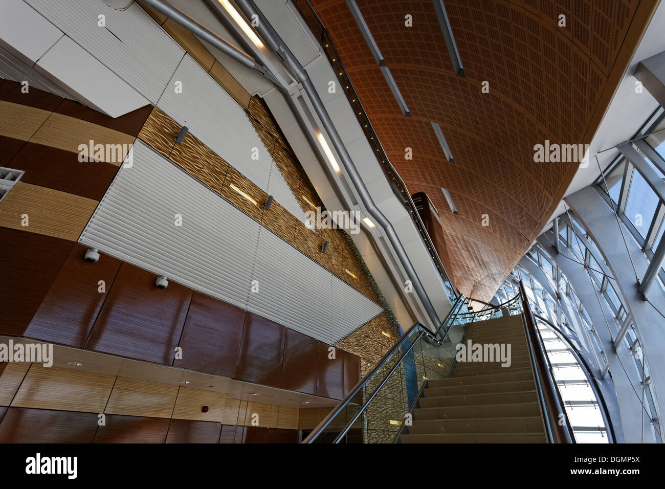 Scala con scale mobili, architettura futuristica, la stazione metro, Dubai, Emirati Arabi Uniti, Medio Oriente e Asia Foto Stock