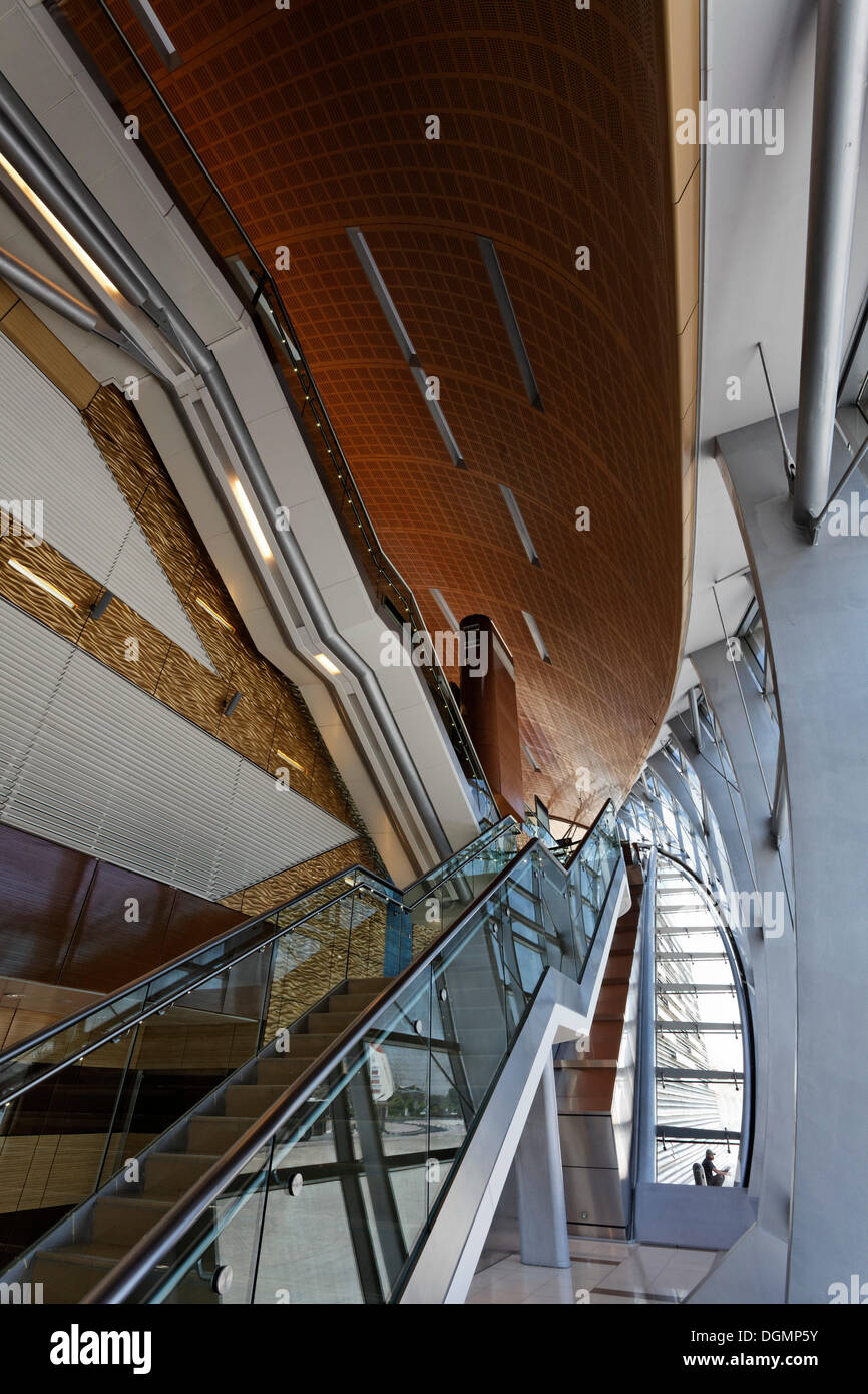 Scala con scale mobili, architettura futuristica, la stazione metro, Dubai, Emirati Arabi Uniti, Medio Oriente e Asia Foto Stock