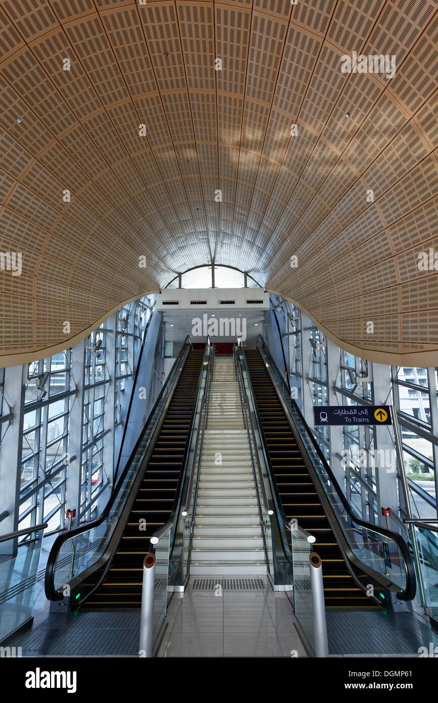 Escalator alla Metro, architettura futuristica, Dubai, Emirati Arabi Uniti, Medio Oriente e Asia Foto Stock
