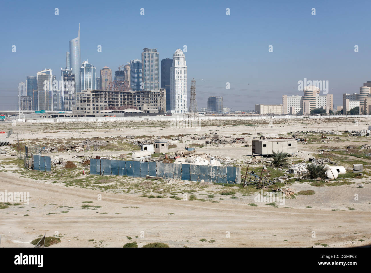 Terreni sterili con edifici ad alta, sviluppo urbano, area Nakheel Harbour, Dubai, Emirati Arabi Uniti, Medio Oriente e Asia Foto Stock