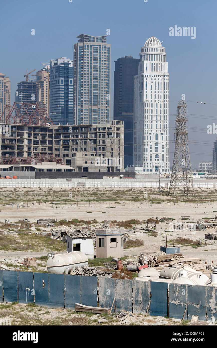 Terreni sterili con edifici ad alta, sviluppo urbano, area Nakheel Harbour, Dubai, Emirati Arabi Uniti, Medio Oriente e Asia Foto Stock