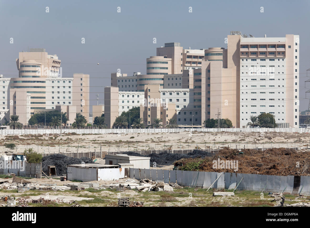 Terreni sterili e finito di edifici, sviluppo urbano, area Nakheel Harbour, Dubai, Emirati Arabi Uniti, Medio Oriente e Asia Foto Stock